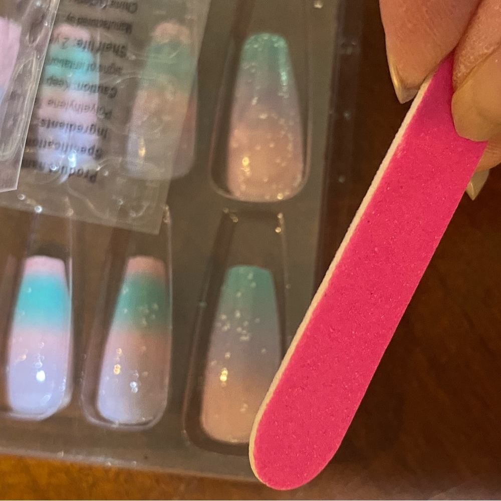 NWT take home nail art kit includes many nails, the adhesives dual emery board - Picture 15 of 15